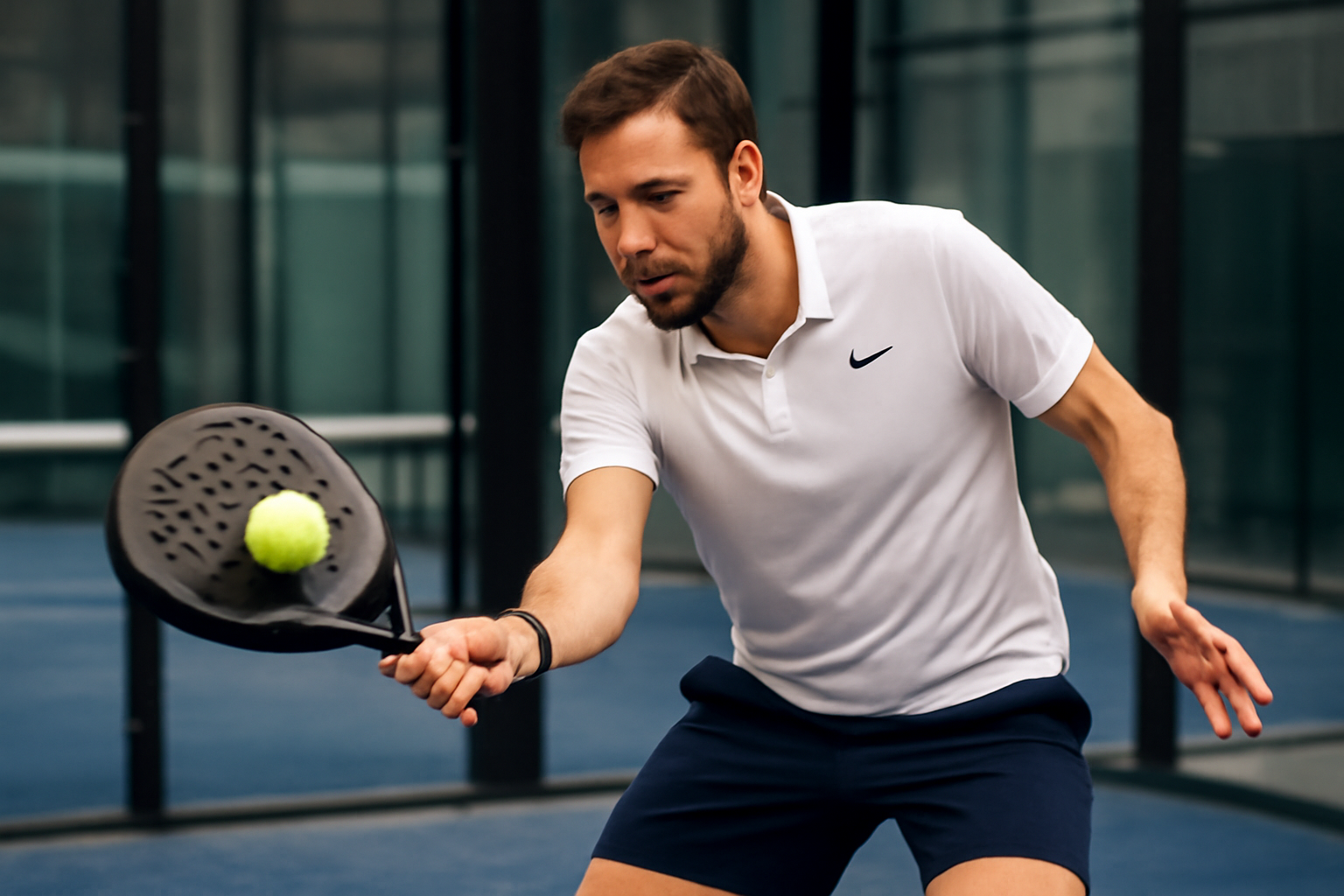 Descubra como aplicar a bandeja curta no padel com empunhadura correta e tempo de bola ideal para desestabilizar o adversário.